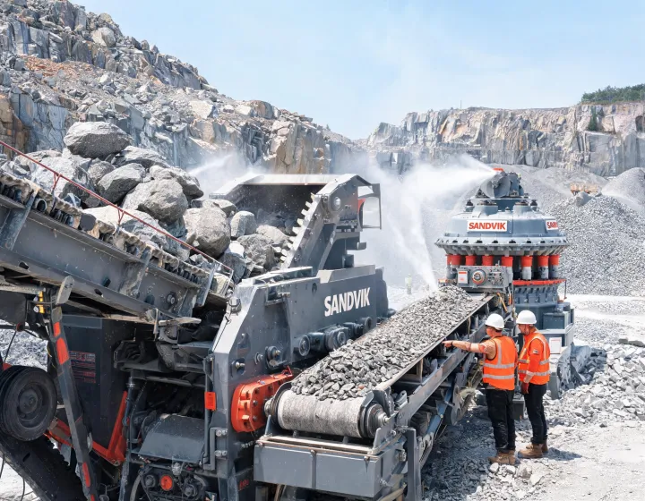 Jaw crusher feeding aggregate conveyor at quarry